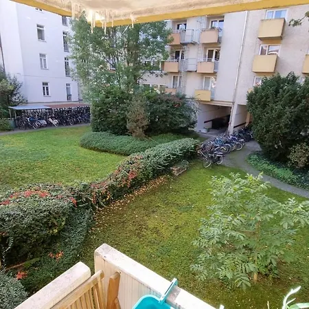 Apartment Schwabing With Garden Views